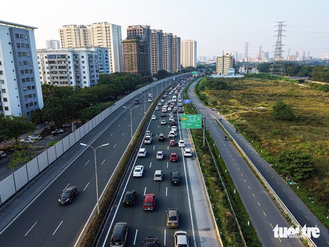 Xe cộ nhích từng chút vào Hà Nội sau kỳ nghỉ Tết dương lịch- Ảnh 1. Xe ô tô ùn ứ tại cửa ngõ phía nam Hà Nội chiều 1-1 - Ảnh: HỒNG QUANG