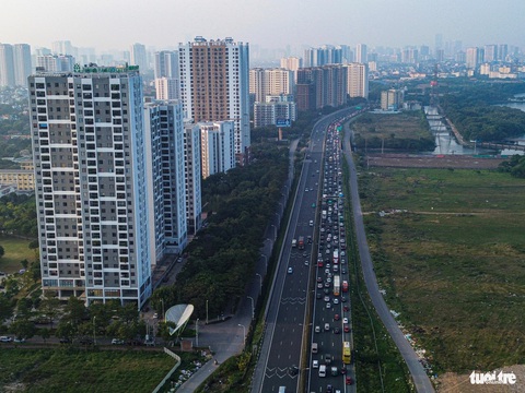 Xe cộ nhích từng chút vào Hà Nội sau kỳ nghỉ Tết dương lịch- Ảnh 2. Cao tốc Pháp Vân - Cầu Giẽ hướng về trung tâm Hà Nội ùn tắc kéo dài từ 15h chiều 1-1 - Ảnh: HỒNG QUANG