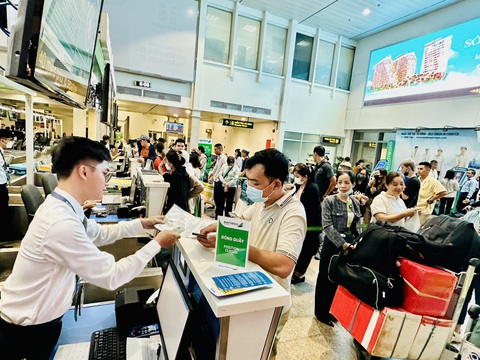 Pacific Airlines cung cấp dịch vụ mặt đất cho Bamboo Airways- Ảnh 1. Hành khách làm thủ tục chuyến bay tại quầy check-in Bamboo Airways do Pacific Airlines cung cấp dịch vụ - Ảnh: CÔNG TRUNG