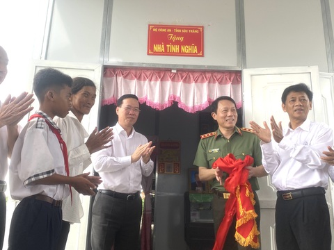 Chủ tịch nước dự lễ bàn giao 1.200 căn nhà cho người nghèo ở Sóc Trăng- Ảnh 1. Chủ tịch nước Võ Văn Thưởng trao nhà cho hộ nghèo ở huyện Mỹ Xuyên, tỉnh Sóc Trăng - Ảnh: KHẮC TÂM