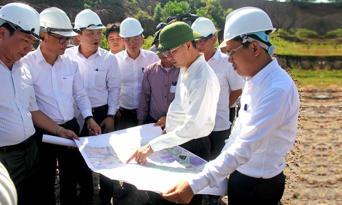 Bí thư Thành ủy Đà Nẵng Nguyễn Văn Quảng (thứ hai từ phải qua) kiểm tra tại Cụm công nghiệp Cẩm Lệ. Đây là cụm công nghiệp còn nhiều bất cập, chậm tiến độ ảnh hưởng đến tiến độ di dời nhiều nhà máy trong nội đô thành phố - Ảnh: TRƯỜNG TRUNG Bí thư Thành ủy Đà Nẵng Nguyễn Văn Quảng (thứ hai từ phải qua) kiểm tra tại Cụm công nghiệp Cẩm Lệ. Đây là cụm công nghiệp còn nhiều bất cập, chậm tiến độ ảnh hưởng đến tiến độ di dời nhiều nhà máy trong nội đô thành phố - Ảnh: TRƯỜNG TRUNG