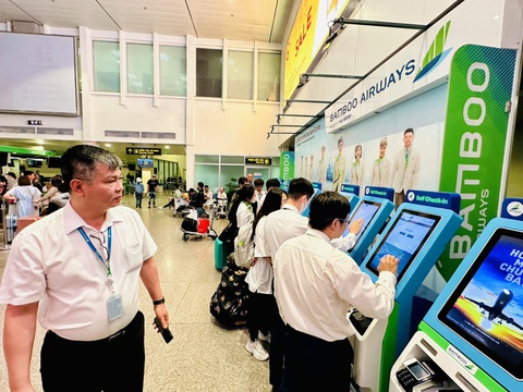 Pacific Airlines cung cấp dịch vụ mặt đất cho Bamboo Airways- Ảnh 2. Ông Lương Hoài Nam, tổng giám đốc Bamboo Airways, đến giám sát các khâu dịch vụ đối tác mới cung cấp cho hãng - Ảnh: CÔNG TRUNG