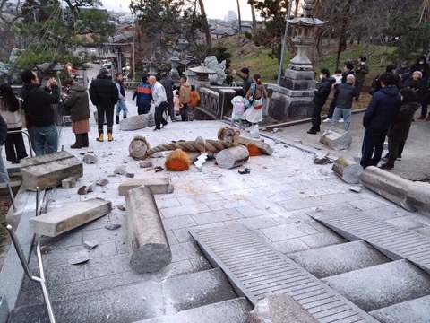 Cổng Torii tại đền Ono-Hiyoshi ở Kanazawa, tỉnh Ishikawa, bị sập sau trận động đất - Ảnh: KYODO Cổng Torii tại đền Ono-Hiyoshi ở Kanazawa, tỉnh Ishikawa, bị sập sau trận động đất - Ảnh: KYODO