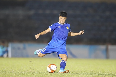 Trung vệ Việt Nam từng được mời sang Arsenal chính thức giải nghệ- Ảnh 2. Đông Triều trong màu áo CLB Quảng Nam ở Giải hạng nhất 2023 - Ảnh: THẮNG LÊ