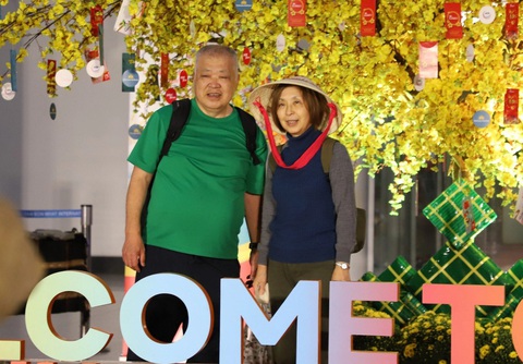 Du khách quốc tế đến TP.HCM ngày 1-1-2024 - Ảnh: HẢI KIM Du khách quốc tế đến TP.HCM ngày 1-1-2024 - Ảnh: HẢI KIM