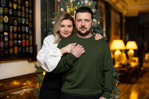Tổng thống Ukraine Volodymyr Zelensky đăng tấm ảnh cùng vợ của ông, bà Yelena Zelenska trên X vào ngày 1-1-2024 - Ảnh: X Tổng thống Ukraine Volodymyr Zelensky đăng tấm ảnh cùng phu nhân Olena Zelenska trên X (trước đây là Twitter) đầu năm mới 2024 - Ảnh: X Volodymyr Zelensky