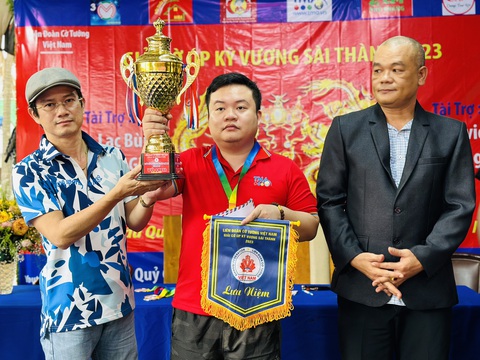Hà Văn Tiến vô địch Giải cờ úp Kỳ Vương Sài Thành- Ảnh 1. Kỳ thủ Hà Văn Tiến (giữa) vô địch Giải cờ úp Kỳ Vương Sài Thành - Ảnh: G.N.