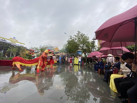 Hội An chào đón niềm nở 19 khách Ý xông đất đầu năm mới- Ảnh 3. Chương trình chào mừng đoàn khách đầu tiên trong năm 2024 tại phố cổ Hội An - Ảnh: B.D.