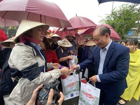 Hội An chào đón niềm nở 19 khách Ý xông đất đầu năm mới- Ảnh 4. Ông Trần Ánh - bí thư Thành ủy Hội An - trao quà chúc mừng năm mới cho đoàn khách Ý - Ảnh: B.D.