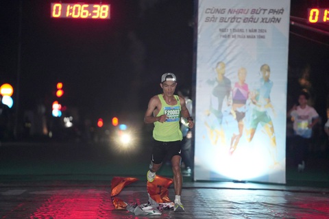 Hoàng Nguyên Thanh vô địch và phá kỷ lục quốc gia trong lần đầu tranh tài tại Giải bán marathon quốc tế Việt Nam 2024 - Ảnh: VIHM 2024 Hoàng Nguyên Thanh vô địch và phá kỷ lục quốc gia trong lần đầu tranh tài tại Giải bán marathon quốc tế Việt Nam 2024 - Ảnh: VIHM 2024