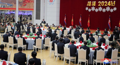 Ông Kim Jong Un phát biểu trong phiên họp của đảng cầm quyền ở Bình Nhưỡng - Ảnh: REUTERS Ông Kim Jong Un phát biểu trong phiên họp của đảng cầm quyền ở Bình Nhưỡng - Ảnh: REUTERS