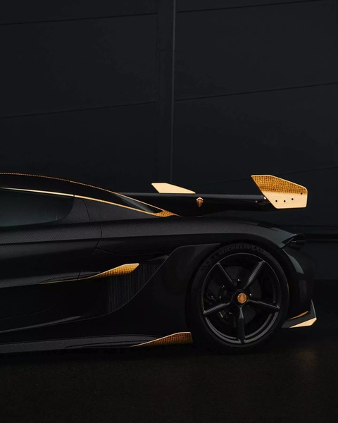 Koenigsegg Jesko độc nhất vô nhị với thân carbon, vàng 24K trang trí của trùm bất động sản- Ảnh 3. Chiếc Koenigsegg Jesko thuộc bản Attack vừa xuất xưởng lấy cảm hứng từ chiếc Agera RS có biệt danh “phượng hoàng” cực kỳ nổi tiếng. Siêu xe Agera RS trên thuộc sở hữu của ông trùm bất động sản Mỹ Manny Khoshbin và sử dụng thân xe sợi carbon trần đi kèm ốp vàng trang trí - Ảnh: Koenigsegg