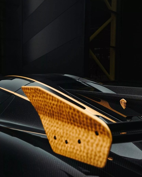 Koenigsegg Jesko độc nhất vô nhị với thân carbon, vàng 24K trang trí của trùm bất động sản- Ảnh 8. Mọi phiên bản Koenigsegg Jesko đều sử dụng chung động cơ V8 5.0L tăng áp kép cho công suất 1.280 mã lực khi dùng xăng thường hoặc 1.600 mã lực khi dùng xăng E85 - Ảnh: Koenigsegg