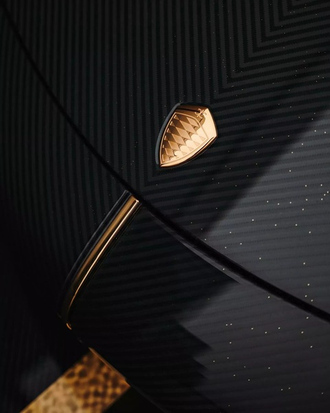 Koenigsegg Jesko độc nhất vô nhị với thân carbon, vàng 24K trang trí của trùm bất động sản- Ảnh 5. Bột vàng rải rác trên khung thân này kết hợp với nhiều yếu tố trang trí mạ vàng 24K thật được sử dụng để tạo hiệu ứng tương phản tại cánh gió sau, mũi xe, vây cá hông hay huy hiệu Koenigsegg - Ảnh: Koenigsegg