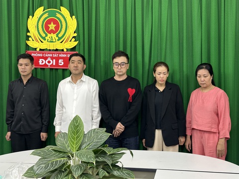 Chủ nhà hàng người Hàn Quốc điều tiếp viên nữ bán dâm cho người nước ngoài ở khách sạn, chung cư- Ảnh 1. Từ trái qua: Trần Tiến Trung, Jung Jong Pil, Hwang Chang Nam, Cao Phương, Nguyễn Hồng Nhung tại cơ quan công an - Ảnh: Công an cung cấp