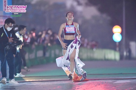 Nguyễn Thị Oanh còn phá kỷ lục quốc gia cự ly bán marathon trong ngày đầu năm 2024 - Ảnh: VIHM 2024 Nguyễn Thị Oanh phá kỷ lục quốc gia cự ly bán marathon trong ngày đầu năm 2024 - Ảnh: VIHM 2024