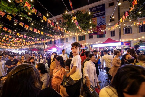 Du khách đổ về Sunset Town ngắm pháo hoa, 'đi chợ' đầu năm mới- Ảnh 8. Chợ đêm Vui Phết mở cửa đến 5h sáng, tạo nên đêm giao thừa không ngủ ở Sunset Town Phú Quốc