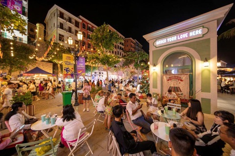 Du khách đổ về Sunset Town ngắm pháo hoa, 'đi chợ' đầu năm mới- Ảnh 10. Người dân, du khách thưởng thức ẩm thực đa dạng tại chợ đêm Vui Phết