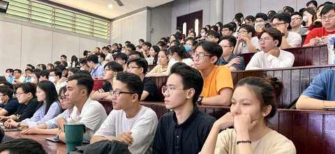 Giữ ổn định học phí phổ thông, lùi lộ trình tăng học phí đại học 1 năm- Ảnh 1. Sinh viên Trường đại học Khoa học tự nhiên (Đại học Quốc gia TP.HCM) - Ảnh: TRẦN HUỲNH