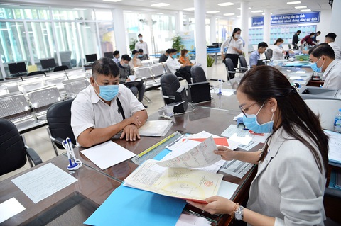 Đề xuất nhiều phương pháp định giá đất- Ảnh 1. Người dân làm thủ tục nhà đất tại khu vực 3 TP Thủ Đức (TP.HCM) - Ảnh: TỰ TRUNG