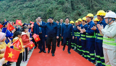 Thủ tướng phát lệnh khởi công cao tốc Đồng Đăng - Trà Lĩnh- Ảnh 2. Thủ tướng vẫy chào học sinh trong lễ khởi công cao tốc Đồng Đăng - Trà Lĩnh - Ảnh: Đ.C.