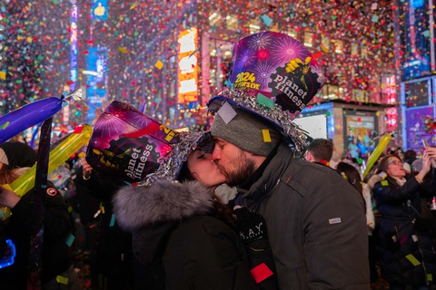 Khoảnh khắc đón năm mới ở Quảng trường Thời đại, New York, Mỹ, ngày 1-1-2024 - Ảnh: AFP Khoảnh khắc đón năm mới ở quảng trường Thời Đại, New York, Mỹ ngày 1-1-2024 - Ảnh: AFP