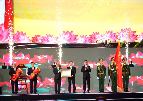 Tỉnh Hậu Giang đón nhận Huân chương Lao động hạng nhất- Ảnh 2. Chủ tịch nước Võ Văn Thưởng thay mặt Đảng, Nhà nước trao tặng Huân chương Lao động hạng nhất cho Đảng bộ, chính quyền và nhân dân tỉnh Hậu Giang - Ảnh: TRUNG PHẠM
