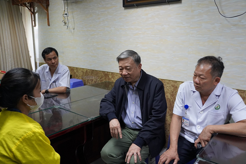 Đại tướng Tô Lâm thăm cảnh sát giao thông bị tài xế vi phạm nồng độ cồn chèn xe qua người- Ảnh 1. Bộ trưởng Tô Lâm (thứ 2 từ phải qua) và giám đốc Bệnh viện Việt Đức (bìa phải) động viên, chia sẻ với thân nhân cảnh sát giao thông bị thương khi làm nhiệm vụ - Ảnh: Công an cung cấp