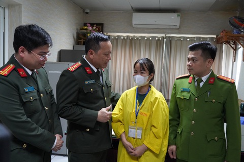 Đại tướng Tô Lâm thăm cảnh sát giao thông bị tài xế vi phạm nồng độ cồn chèn xe qua người- Ảnh 2. Đại tá Phạm Thanh Hùng, phó giám đốc Công an TP Hà Nội, động viên vợ đại úy Nguyễn Văn Thưởng - Ảnh: Công an cung cấp