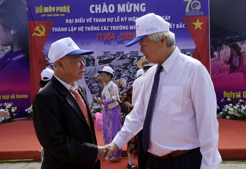 Hơn 3.000 học sinh miền Nam trên đất Bắc gặp nhau tại Vũng Tàu- Ảnh 2. Hai cựu học sinh miền Nam trên đất Bắc gặp nhau ở Vũng Tàu - Ảnh: ĐÔNG HÀ