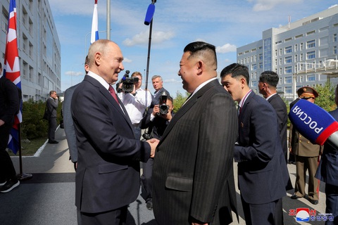 Nhà lãnh đạo Triều Tiên Kim Jong Un (phải) gặp Tổng thống Nga Vladimir Putin trong chuyến thăm Nga hồi tháng 9-2023 - Ảnh: REUTERS Nhà lãnh đạo Triều Tiên Kim Jong Un (phải) gặp Tổng thống Nga Vladimir Putin trong chuyến thăm Nga hồi tháng 9-2023 - Ảnh: REUTERS