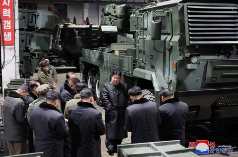 Nhà lãnh đạo Triều Tiên Kim Jong Un thăm cơ sở sản xuất vũ khí ở nước này gần đây - Ảnh: REUTERS Nhà lãnh đạo Triều Tiên Kim Jong Un thăm cơ sở sản xuất vũ khí ở nước này gần đây - Ảnh: REUTERS