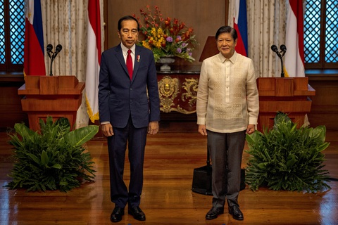 Tổng thống Philippines Ferdinand Marcos và Tổng thống Indonesia Joko Widodo chụp ảnh chung trước khi bắt đầu cuộc họp báo ở Điện Malacanang, thủ đô Manila ngày 10-1 - Ảnh: REUTERS Tổng thống Philippines Ferdinand Marcos và Tổng thống Indonesia Joko Widodo (trái) chụp ảnh chung trước khi bắt đầu cuộc họp báo ở Điện Malacanang, thủ đô Manila ngày 10-1 - Ảnh: REUTERS