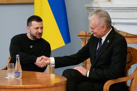 Ông Zelensky đến Lithuania thảo luận việc gia nhập NATO và EU- Ảnh 1. Tổng thống Ukraine Zelensky (trái) bắt tay Tổng thống Lithuania Gitanas Nauseda tại Vilnius, Lithuania ngày 10-1 - Ảnh: REUTERS