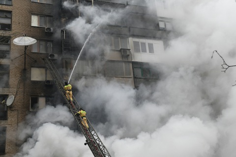 Một tòa nhà bị tấn công trong giao tranh ở khu vực Donetsk, miền đông Ukraine - Ảnh: AFP Một tòa nhà bị tấn công trong giao tranh ở khu vực Donetsk, miền đông Ukraine - Ảnh: AFP