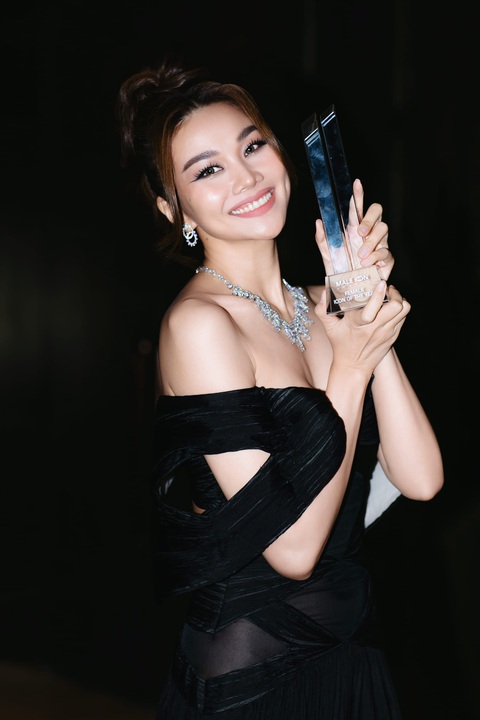 Thanh Hằng khoe chiếc cúp vừa nhận được. Theo người đẹp, thói quen tận hưởng áp lực và luôn có kỷ luật, biết tạo động lực cho bản thân, đam mê khai phá, chinh phục khó khăn là những yếu tố tạo nên thành công. Thanh Hằng khoe chiếc cúp vừa nhận được.
