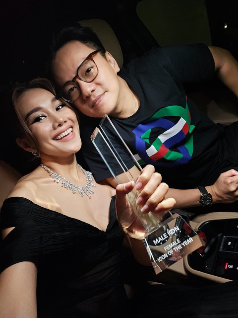 Thanh Hằng còn khoe ảnh chụp cực tình bên chồng. Cô trêu ông xã: Thanh Hằng còn khoe ảnh chụp cực tình bên chồng. Cô trêu ông xã: "Tranh thủ họp xong chạy đi đón Dzợ dìa. Dzợ nhận giải thưởng Female icon of the year nè ❤️ thưởng nóng k Chồng?".