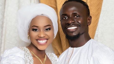 Sadio Mane cưới vợ kém 13 tuổi trước ngày lên đường dự AFCON- Ảnh 3. Sadio Mane bên cạnh cô dâu Aisha Tamba - Ảnh: THE18