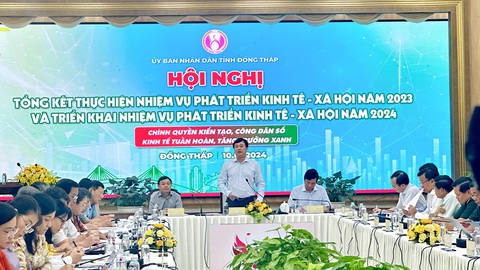 Đồng Tháp tập trung 4 công trình giao thông trọng điểm vốn 15.000 tỉ đồng- Ảnh 1. Toàn cảnh hội nghị tổng kết nhiệm vụ phát triển kinh tế xã hội năm 2023 và triển khai nhiệm vụ năm 2024 tỉnh Đồng Tháp - Ảnh: ĐẶNG TUYẾT