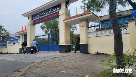 Nhận tin báo, lực lượng công an cũng đã có mặt tại hiện trường - Ảnh: NGUYỄN HOÀNG Nhận tin báo, lực lượng công an cũng đã có mặt tại hiện trường - Ảnh: NGUYỄN HOÀNG