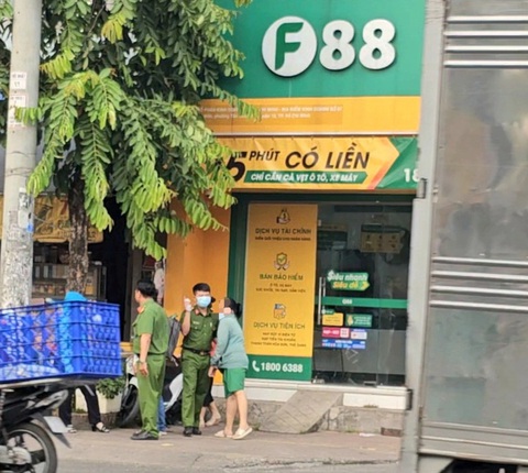 Người phụ nữ cầm dao đe dọa nhân viên cửa hàng F88 có kết quả dương tính với ma túy- Ảnh 1. Chiều 9-1, lực lượng chức năng đưa B.T.T.T. (36 tuổi, ngụ quận 8) đến cửa hàng F88 trên đường Phan Văn Hớn (phường Tân Thới Nhất, quận 12) để phục vụ công tác điều tra - Ảnh: B.H.