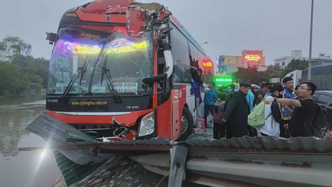 Hành khách đập vỡ kính thoát khỏi xe suýt lao xuống sông- Ảnh 2. Để thoát ra ngoài, nhiều hành khách đã phá kính bên hông xe - Ảnh: Q.VĂN