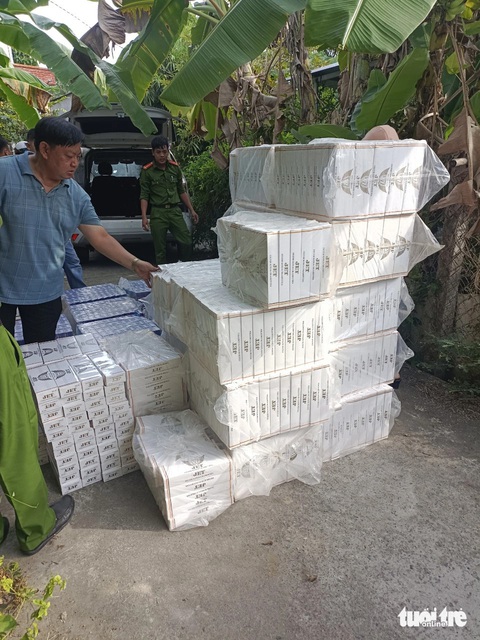 Ô tô chở thuốc lá lậu tông xe cảnh sát giao thông và 3 ô tô trên quốc lộ- Ảnh 2. Số thuốc lá mà tài xế ô tô bỏ lại khỏi hiện trường - Ảnh: A.X.