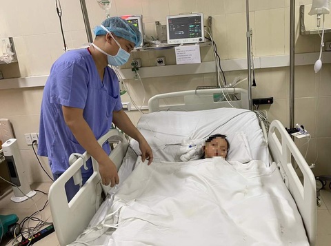 Tặng 2 trái tim và rất nhiều cuộc đời- Ảnh 1. Bác sĩ Bệnh viện Hữu nghị Việt Đức chăm sóc cho bé gái sau ca ghép tim - Ảnh: BVCC