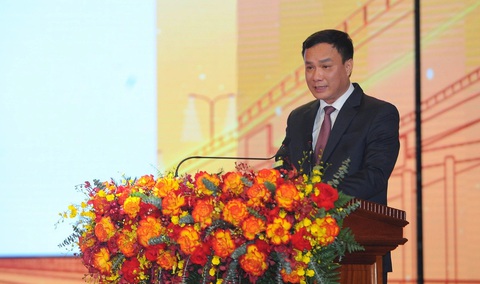 8 lưu ý của Thủ tướng Phạm Minh Chính khi Hải Dương công bố quy hoạch tỉnh- Ảnh 2. Ông Triệu Thế Hùng, chủ tịch UBND tỉnh Hải Dương, đọc quyết định công bố quy hoạch - Ảnh: H.D.