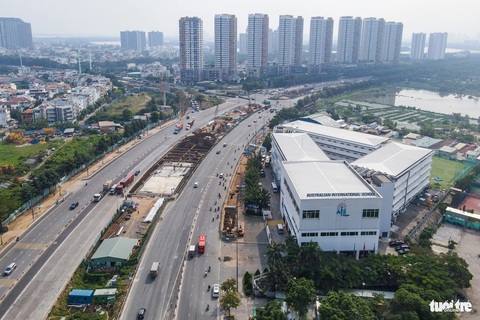Thi công nút giao An Phú: Sao nhiều lô cốt dựng lên rồi không làm?- Ảnh 4. Sở Giao thông vận tải TP và Ban Giao thông đều cho biết việc thi công dự án lớn sẽ phiền toái đến người dân. Cơ quan chức năng sẽ kiểm soát kỹ vấn đề này - Ảnh: LÊ PHAN