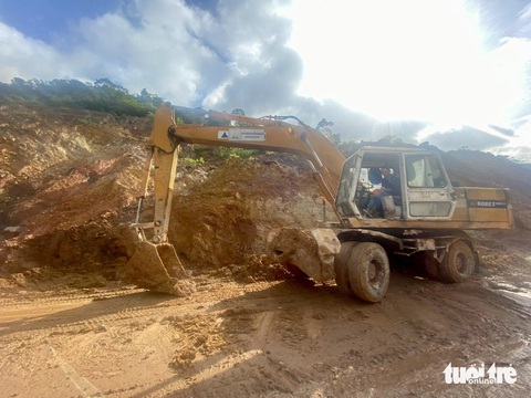 Đi tuyến cao tốc Hòa Liên - La Sơn - Cam Lộ có chậm hơn đường quốc lộ?- Ảnh 2. Sau đợt mưa lớn ở miền Trung, nhiều đoạn trên tuyến cao tốc Hòa Liên - La Sơn sạt lở - Ảnh: TRƯỜNG TRUNG
