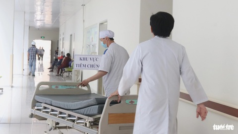 Ngắm nhìn sự chuyển mình của bệnh viện từng bị ngập khi mưa, bác sĩ đeo ủng cứu người- Ảnh 4. Hầu hết hoạt động khám chữa bệnh đều dần chuyển sang tòa nhà mới khang trang, thoáng mát - Ảnh: XUÂN MAI