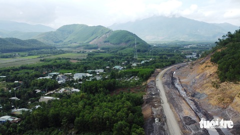 Đường vành đai ngàn tỉ phải chỉnh tuyến tạm, xử lý sạt lở mất thêm 1-2 năm- Ảnh 1. Tuyến đường vành đai phía tây đoạn bị sạt lở nặng - Ảnh: ĐOÀN CƯỜNG