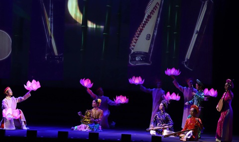 Văn nghệ sĩ biểu diễn trong hội nghị tổng kết năm - Ảnh: HOÀI PHƯƠNG Tiết mục văn nghệ sĩ biểu diễn trong hội nghị tổng kết năm - Ảnh: HOÀI PHƯƠNG